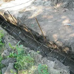 Wygląda na to, że kopiesz fundament pod ogrodzenie. Zastanawiasz się, jak głęboko kopać fundament pod ogrodzenie, aby był stabilny.