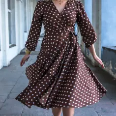 Sukienka w grochy na wesele? Eleganckie stylizacje i porady
