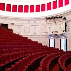 Puste czerwone fotele w teatrze Komedia w Warszawie. Czekają na widzów, by obejrzeć repertuar.
