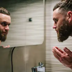 Brodacz z klasą – jak stylizować brodę i wyglądać świetnie każdego dnia?