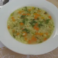 Pyszna ryżanka z marchewką i natką pietruszki, idealna na rozgrzewający posiłek.