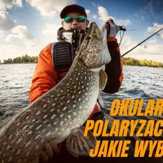 Wędkarz w okularach polaryzacyjnych trzyma dużego szczupaka na łodzi.