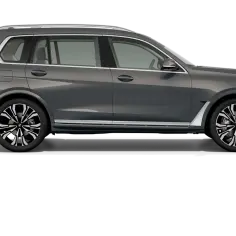 Szary BMW X7 z chromowanymi detalami i efektownymi felgami, gotowy na każdą podróż.