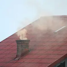 Jak ugasić sadze w kominie - skuteczne kroki dla bezpieczeństwa