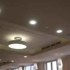 Ledy w suficie podwieszanym: efektowne oświetlenie wnętrz