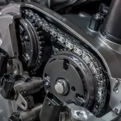 Mechanizm rozrządu w silniku benzynowym. Dowiedz się, co ile wymieniać rozrząd w benzynie, by uniknąć awarii.