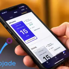 Na ekranie smartfona widać aplikację jakdojade z aktywnym biletem 15-minutowym ZTM Poznań.