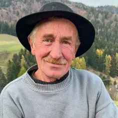 Uśmiechnięty góral w kapeluszu, na tle jesiennych gór. Czy Staszek z górali miał dzieci?