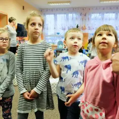 Dzieci w przedszkolu, być może czekają na rozpoczęcie zajęć. Opłata za przedszkole 6-latki to ważna kwestia dla rodziców.