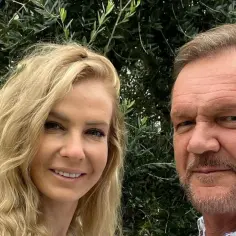 Ile lat ma żona Cezary Pazura? Zaskakująca różnica wieku!