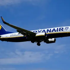 Samolot Ryanair, irlandzkie linie lotnicze, leci na tle błękitnego nieba.