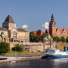 Szczecin, z pięknymi budynkami i statkiem przy nabrzeżu, to dobry punkt startowy, by dowiedzieć się, ile jest ze Szczecina do morza.