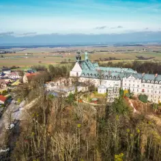 Widok z lotu ptaka na Górę Świętej Anny z klasztorem i otaczającą wioską.