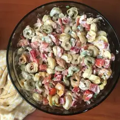Jakie tortellini do sałatki? Odkryj najlepsze smaki i połączenia