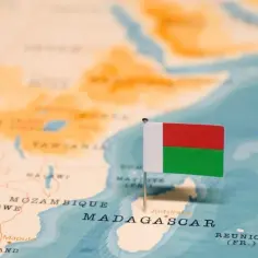 Flaga Madagaskaru na mapie pokazuje, gdzie leży ten kraj – na wschód od Afryki, na Oceanie Indyjskim.