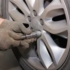 Jak odkręcić wyrobioną śrubę w samochodzie - skuteczne metody i porady