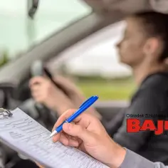 Instruktor ocenia postępy kursantki. Warto wiedzieć, jak się nie stresować przed egzaminem, by zdać go śpiewająco!
