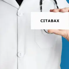 Lekarz w białym kitlu prezentuje kartkę z napisem CITABAX. Pierwsze efekty leczenia już widoczne.