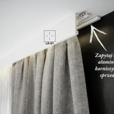 Elegancka listwa zasłaniająca karnisz z subtelnym oświetleniem LED, idealnie komponująca się z szarymi zasłonami.