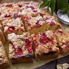 Pyszne ciasto piaskowe z truskawkami. Prosty przepis na domowy deser marzeń