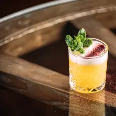 Orzeźwiający drink, idealny na lato. Ten przepis na vodka sour z pewnością zachwyci Twoich gości.
