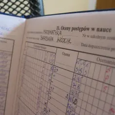 Dziennik lekcyjny Barbary Wójcik z matematyki. Czy uczeń może poprawić każdą ocenę? Widać tu wpisy ocen, niektóre są niskie, inne wyższe.