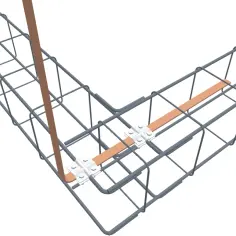 Uziom fundamentowy: miedziany pręt i taśma połączone z siatką zbrojeniową fundamentu.