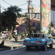 Kolorowe murale, motocykle i samochody w słoneczny dzień. Wszyscy czekają na GTA 6 kiedy.