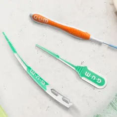 Szczoteczki międzyzębowe GUM pomagają w higienie, docierając tam, gdzie tradycyjna szczoteczka nie sięga, dbając o zdrową brodawkę dziąsłową.
