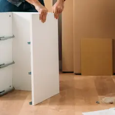 Ile zarabia monter mebli IKEA? Sprawdź zarobki w Polsce i ich zróżnicowanie