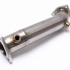 Metalowy element układu wydechowego, czyli downpipe. To część, która łączy turbosprężarkę z resztą wydechu.