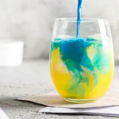 Najlepsze drinki z sokiem bananowym i Blue Curacao, które musisz spróbować