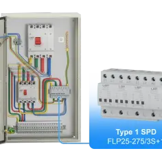 W rozdzielnicy elektrycznej widać instalację z wyłącznikiem i listwą zaciskową. Obok znajduje się przepięciówka typu 1 SPD FLP25-275/3S+1.