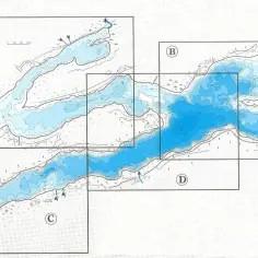 Mapa batymetryczna Jeziora Roś, z zaznaczonymi głębokościami i podziałem na sekcje A, B, C, D. Widać dopływy i odpływy.
