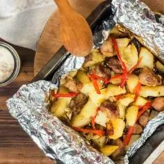 Co zrobić z fileta z kurczaka na szybko? Pieczone ziemniaki z kurczakiem i papryczką chili w folii aluminiowej.