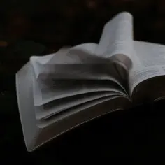 Otwarta księga, której strony falują, jakby szukając mądrości syracha cytaty.