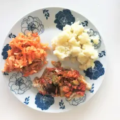 Lekki posiłek po kolonoskopii: ryba w sosie warzywnym, puree ziemniaczane i surówka z marchewki.
