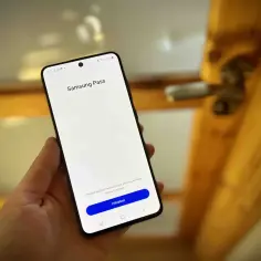 Dłoń trzyma smartfon z ekranem Samsung Pass. Aby korzystać z tej funkcji, zaloguj się na konto Samsung.
