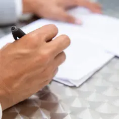 Co powinna zawierać umowa zlecenie? Kluczowe elementy, które musisz znać
