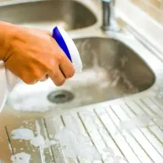 Jak skutecznie wyczyścić metalowy zlew bez ryzyka uszkodzeń – sprawdzone metody