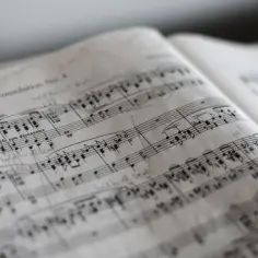 Kto może prowadzić zajęcia z muzykoterapii? Sprawdź wymagania i certyfikaty
