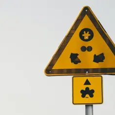 Znak Ostrzegawczy: Jakie są najważniejsze znaki ostrzegawcze?