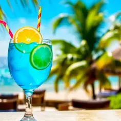 Orzeźwiający drink z blue curacao i sokiem jabłkowym na lato