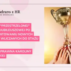 Złoty puchar w dłoniach symbolizuje nagrodę jubileuszową. Dowiedz się, komu przysługuje i jak poprawnie ją obliczyć.