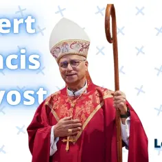 Robert Francis Prevost, Papa León XIV, w czerwonej szacie i mitrze, z pastorałem. Zastanawiamy się, skąd pochodzi papież.