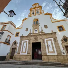 Architektura kościoła w Sewilli, z ozdobnym portalem i dzwonnicą. To piękne sevilla miasto.