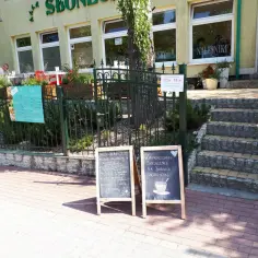 Gdzie zjeść w Jastrzębiej Górze? Dwie tablice przed restauracją zachęcają do spróbowania dań dnia i barszczu ukraińskiego.