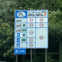 Znak drogowy PL: ile można jechać ciężarówką poza terenem zabudowanym? Samochody osobowe 90 km/h, ciężarówki 70 km/h.