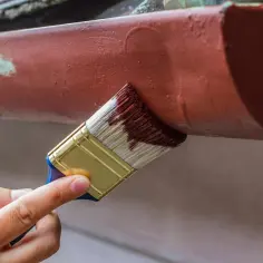 Czym pomalować aluminiowy karnisz, aby uzyskać trwały efekt?