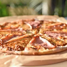 Pyszna pizza z szynką i serem, idealna na szybki posiłek. Czy zastanawiałeś się nad jej pizza indeks glikemiczny?